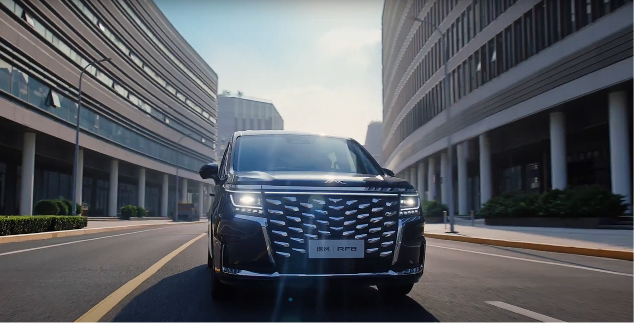 JAC RF8 має вражаючий преміальний дизайн